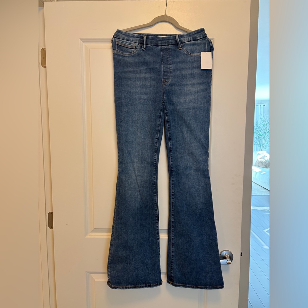 Good American Flare Jeans in Deep Blue